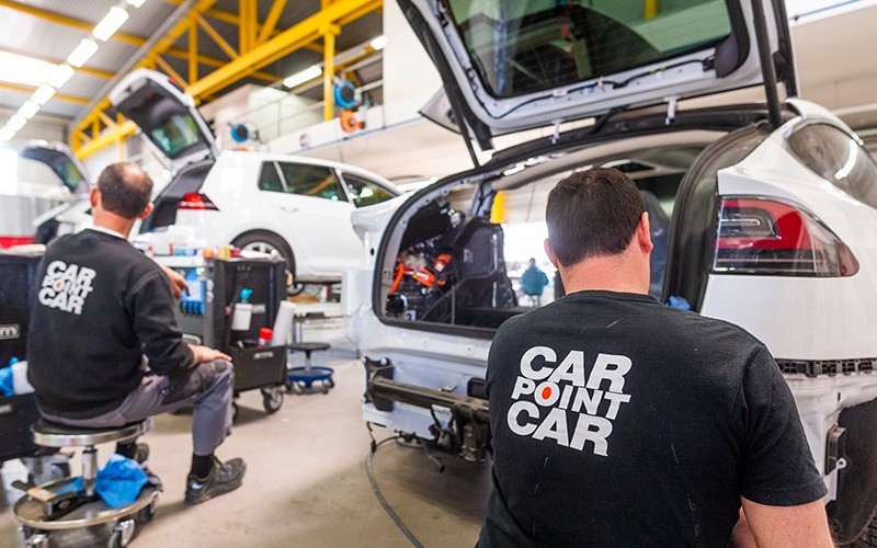 Remplacement parebrise Tesla model S par une carrosserie agréée Tesla -  Carrosserie Hervé